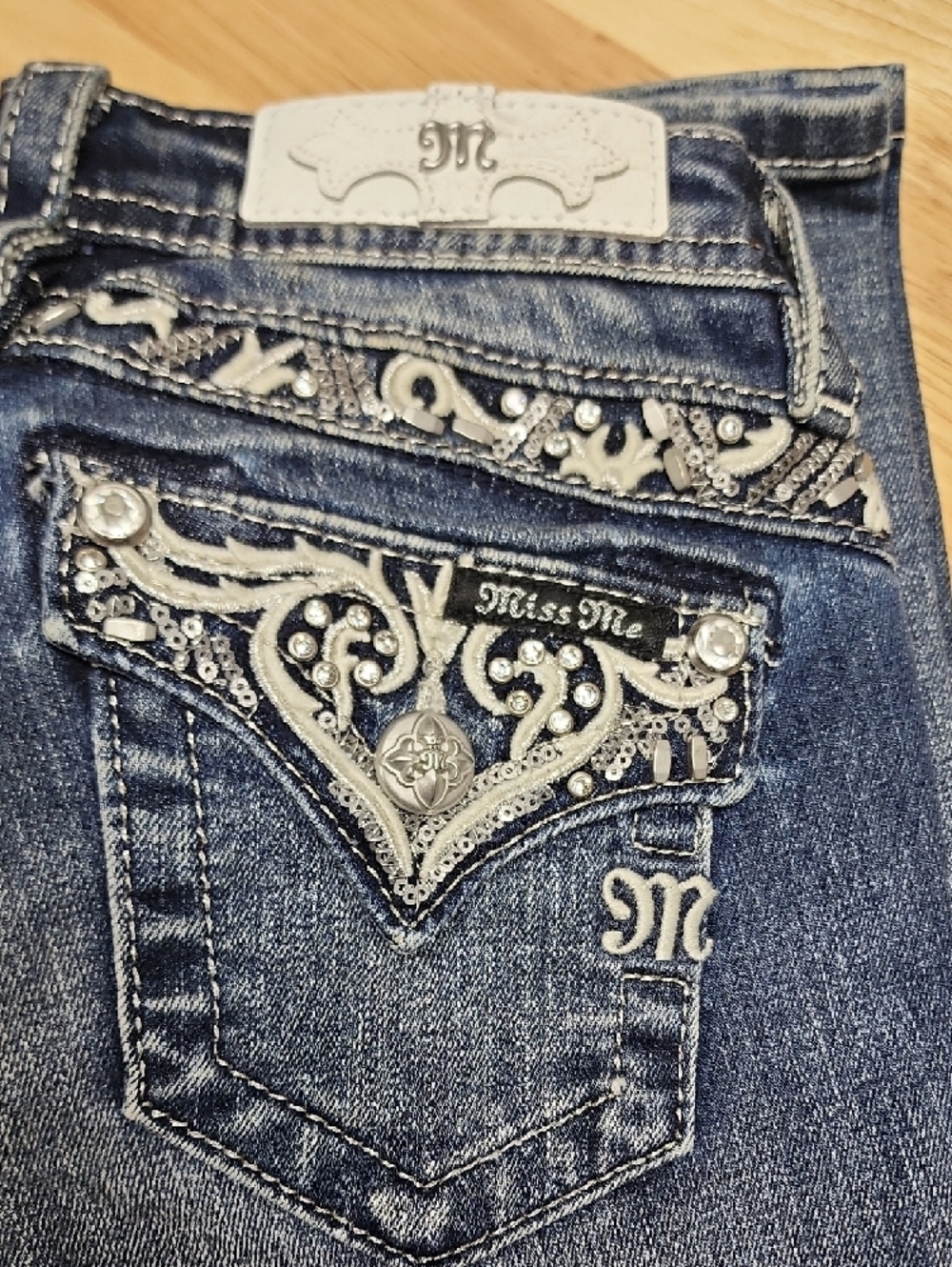 Girls Miss Me Medium Wash Denim Boot Cut Jeans w/Embellished Back Pockets Size 8 - Picture 2 of 4